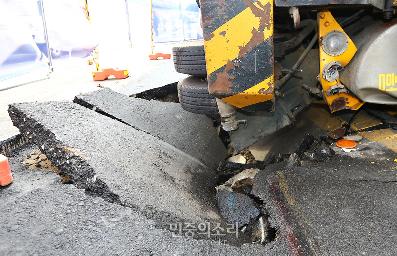 신촌 현대백화점 앞 ‘씽크홀’… 차량 사고 발생