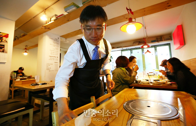 고시촌 식당 알바 된 관악을 무소속 이상규 후보[포토]