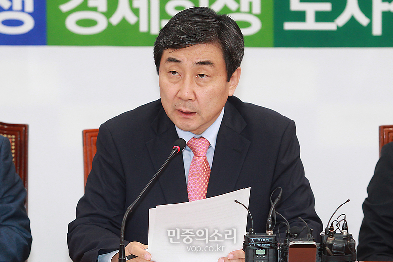국정감사 준비 확인하는 이종걸 원내대표[포토]