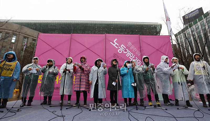 봄 빗속 시청광장에 울려 피진 여성의노래[포토]
