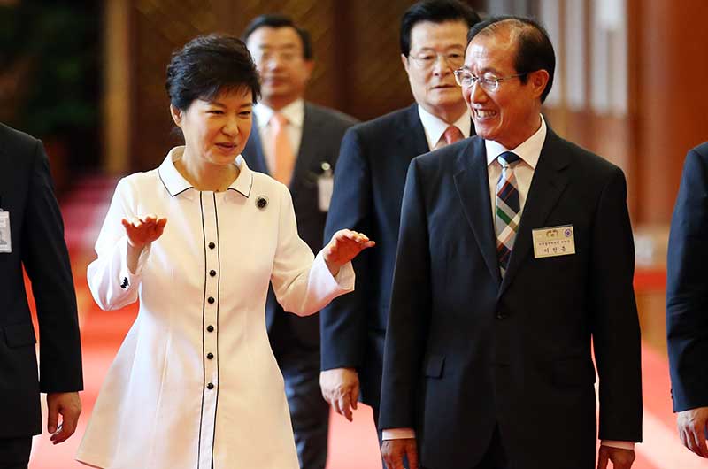 [속보]청와대 참모진 교체, 신임 비서실장에 이원종