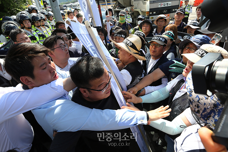 유성기업노조원 가로막는 현대사측 용역[포토]