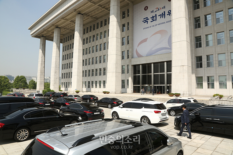 20대 국회 개원은 북적이는 의원들 차량[포토]