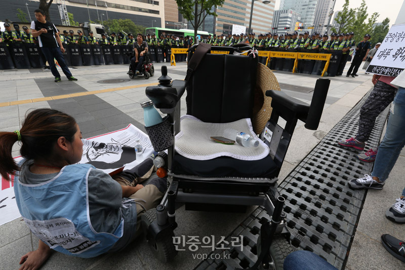 사회복지의날 거리에 앉은 장애인[포토]