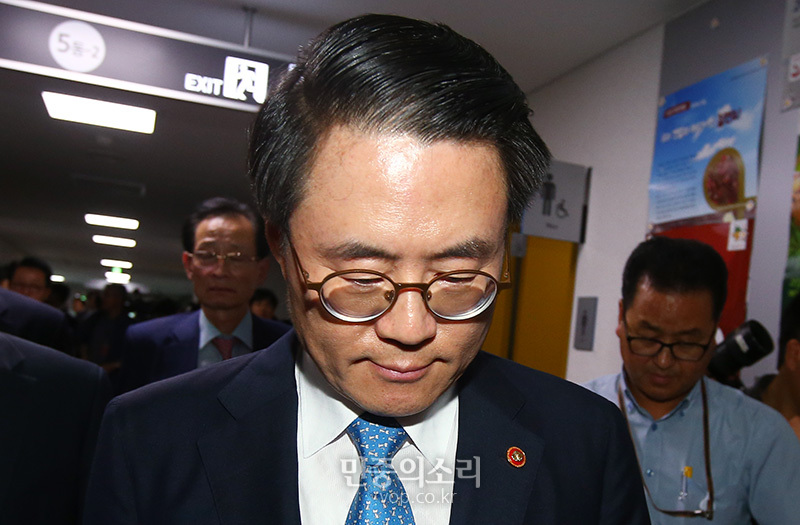 고개 떨군 김재수 농림축산식품부 장관[포토]