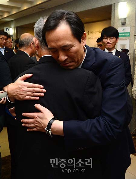 정현찬 가톨릭농민회 회장 안아주는 우상호[포토]