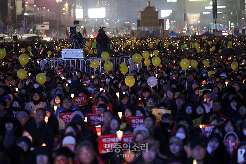 광장에 모인 시민들[포토]