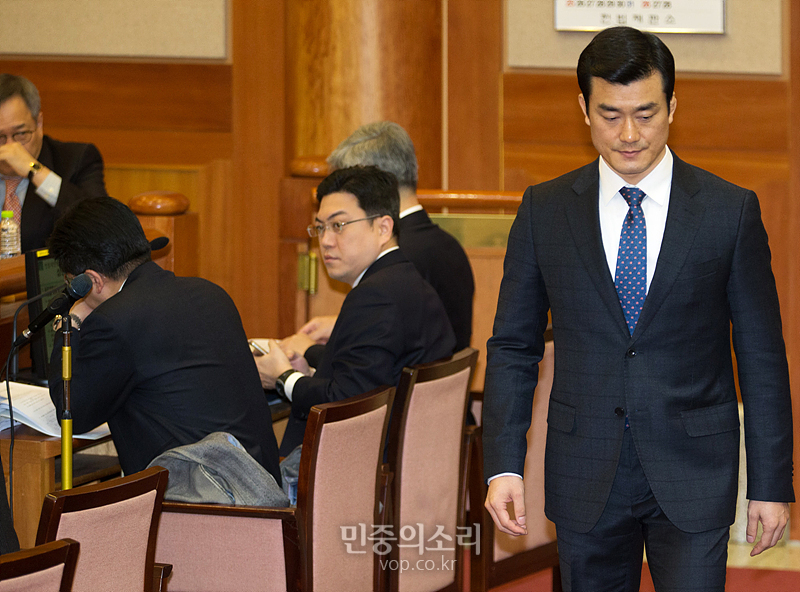 헌재 대심판정에서 자리 잡는 이영선[포토]