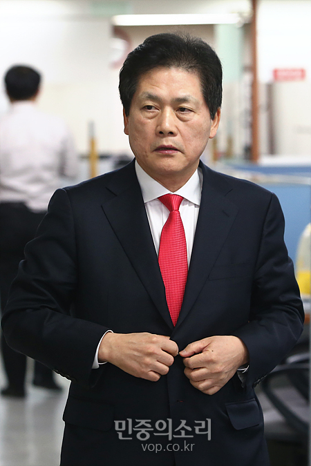 기자회견장 입장하는 김진[포토]