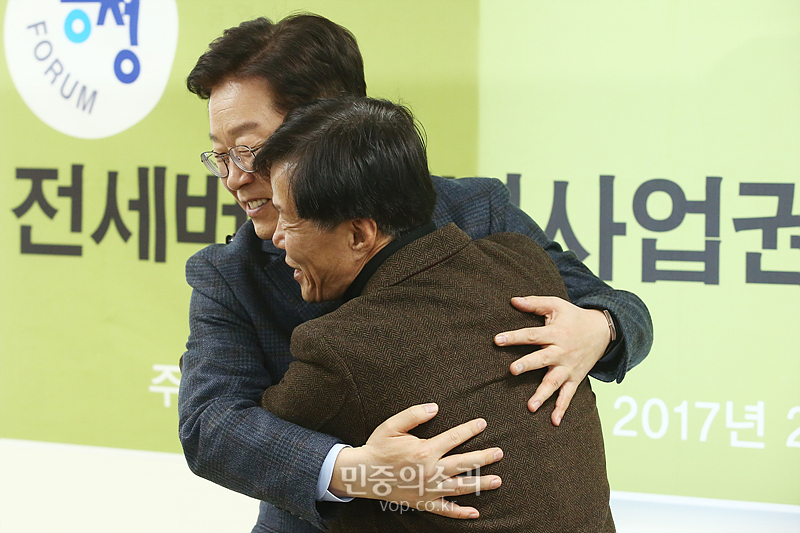 전세버스 협동조합 껴안은 이재명[포토]