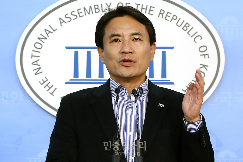 朴대통령 예우 촉구하는 김진태[포토]