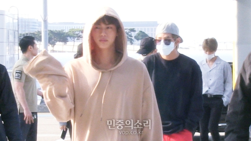 [영상] ‘윙스투어’ 떠나는 방탄소년단, 아침엔 ‘남사친’ 느낌?