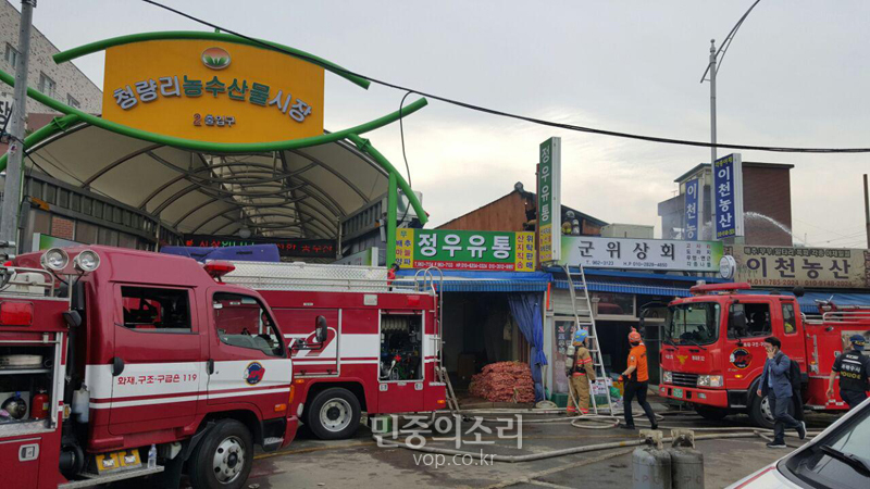 경동시장 인근 반찬가게 화재, 10개 점포 불타…1시간 만에 진화
