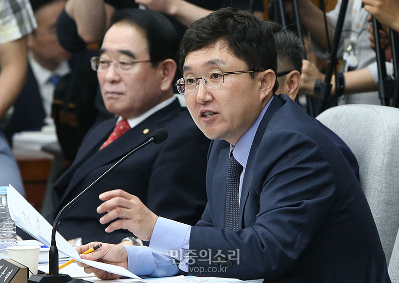 질문하는 김용태 의원[포토]