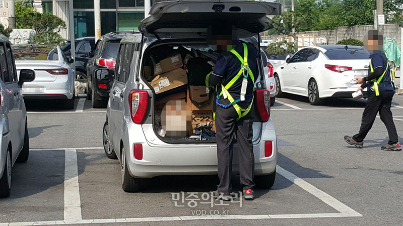 [르포] 위태롭게 흔들리는 에어컨 수리기사의 안전
