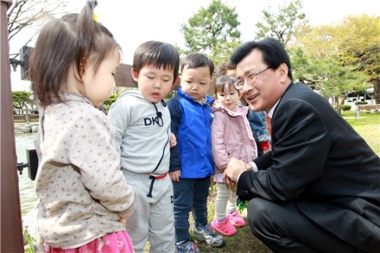 동심으로 돌아간 이시종 지사