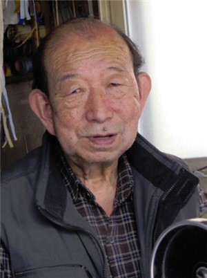 옥천서 57년째 양복점 운영하는 양복대가 손춘택씨