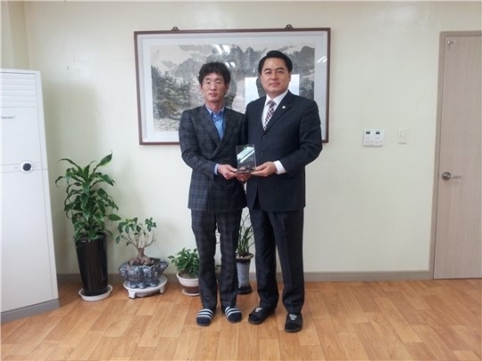 윤해명씨 진성노인전문요양원으로부터 감사패 전달