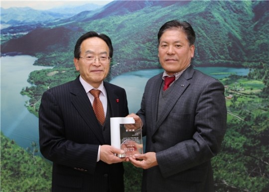 임각수 괴산군수, 대한지적공사 사장으로부터 감사패 받아