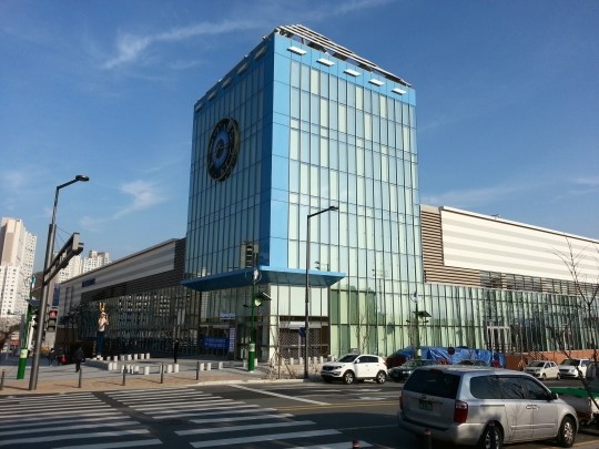 세종시 신도시 첫 대형마트, 지역 상인 반발로 6일 개장 실패