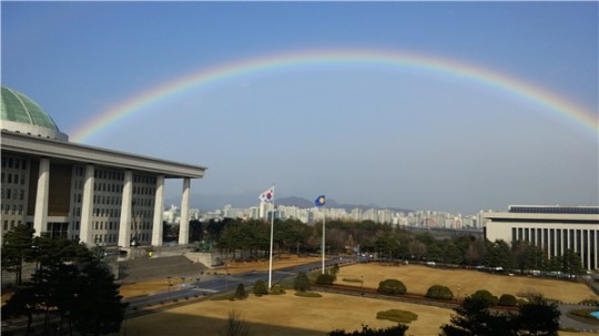 국회에 등장한 일곱빛깔 무지개