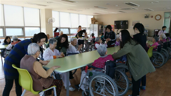 충북도의회 의사담당관실 밝은언덕 노인요양원 봉사활동