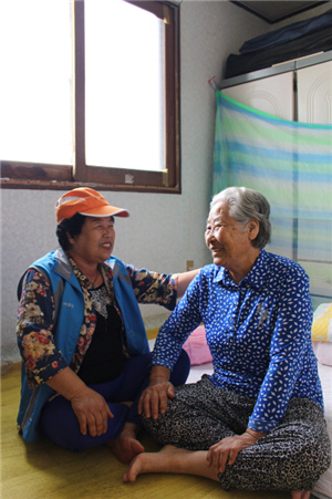 옥천 이경숙 할머니, 팔순 노인들 돌봐