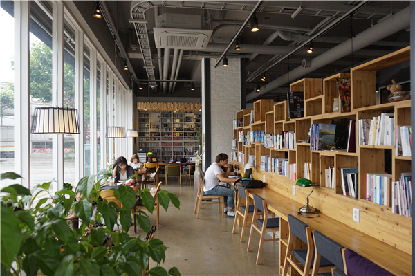 어른들을 위한 쉼터 지구별 여행자 북카페