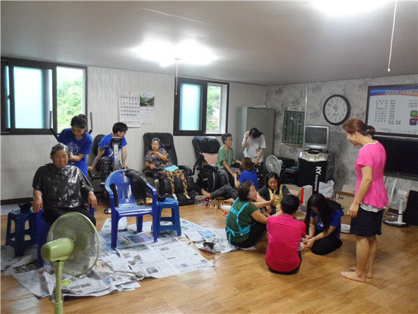 분당우리교회 청년부, 산척면 서대마을 노인들에 봉사활동