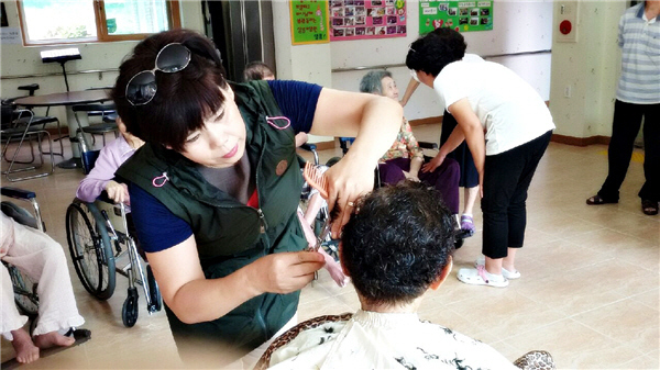 충주동량면 복지위원회, 사랑의 이·미용 봉사