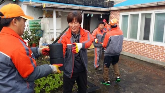 옥천 환경미화요원, 이웃사랑 나눔에 앞장