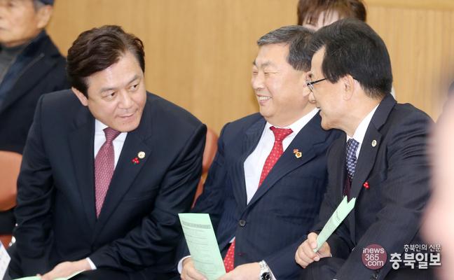담소 나누는 충북의 수장들