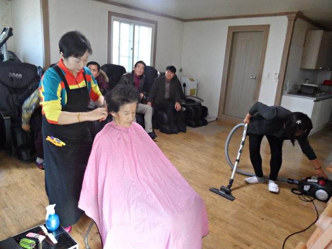 충주칠금복지위, 소외계층 찾아가는 사랑의 가위손 봉사