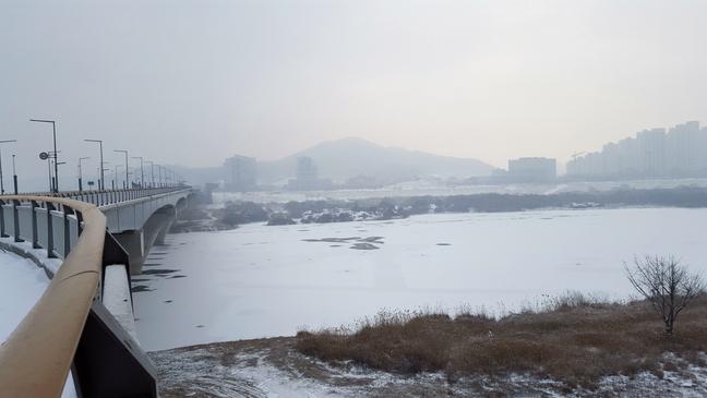 얼음과 눈으로 뒤덮인 세종시 금강과 호수공원