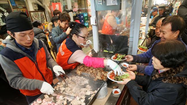 삼삼데이 삼겹살거리 북적