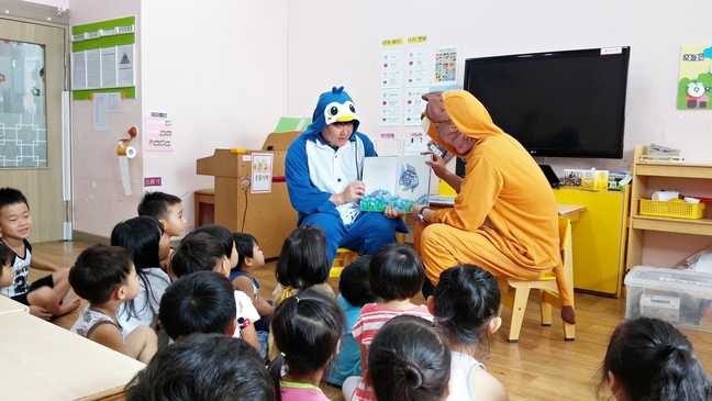 충주시립도서관 사서, 어린이집 찾아 독서지도