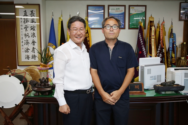 영동출신 공근식씨, 러시아 연구원 대상 격월간지 표지모델 선정