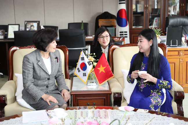 충북도의회, 베트남 빈푹성 대표단과 환담