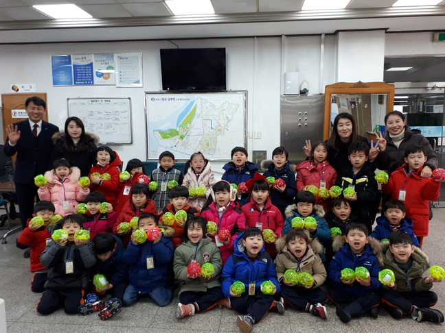 충주 신세계어린이집 원아들, 저금통 54개 기탁