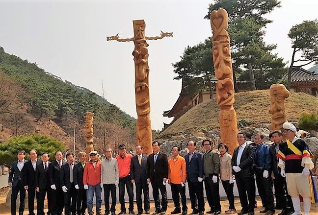 괴산 성불산산림휴양단지의 새로운 장승가족을 소개합니다