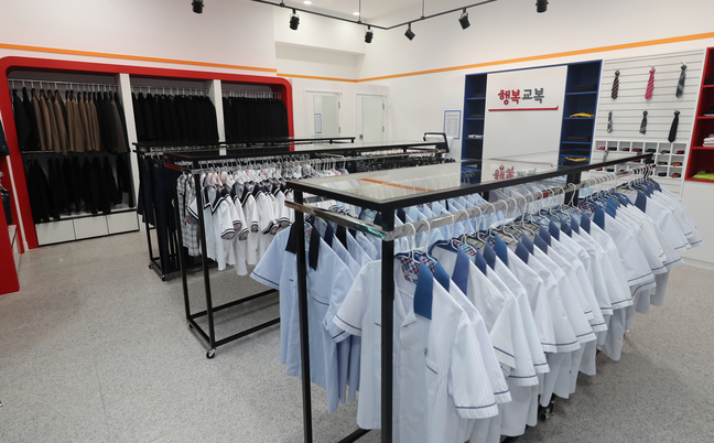 충북 최초 교복 재활용 매장 문열어