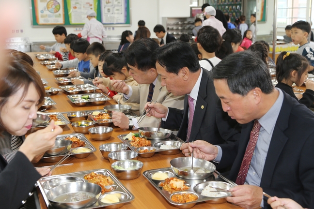 자치단체와 학교 급식 점검