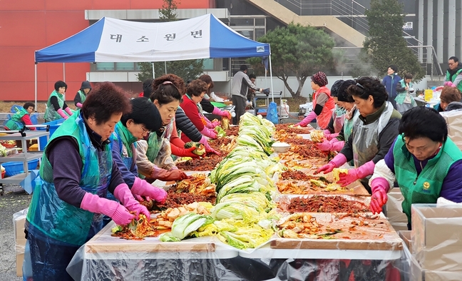 충주시 사랑의 김치나눔 행사 이어져
