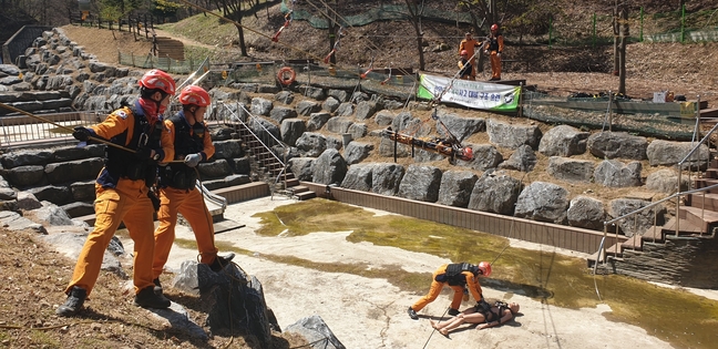 충북소방, 봄철 산악사고 대비 인명구조 훈련 및 산악위치표지판 점검