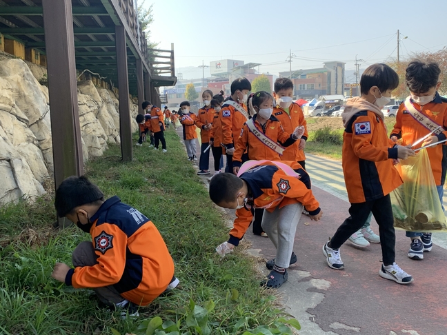옥천소방서, 백합유치원 119소년단 환경정리 봉사활동 가져