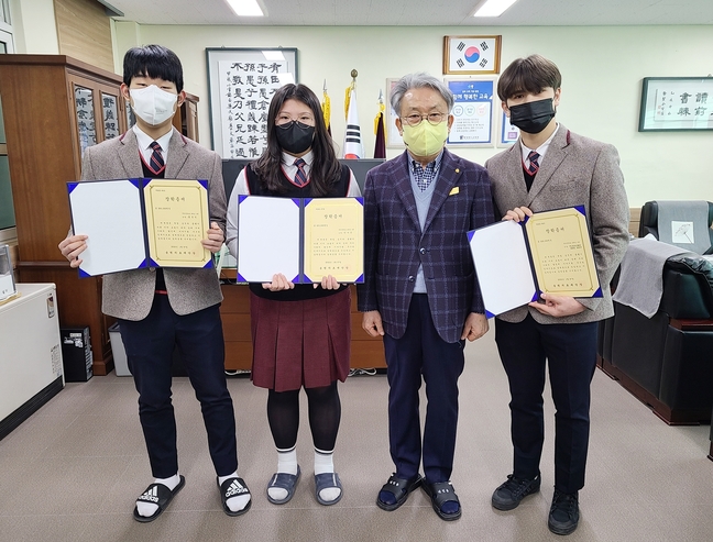 송원의료재단 11년째 장학금 전달