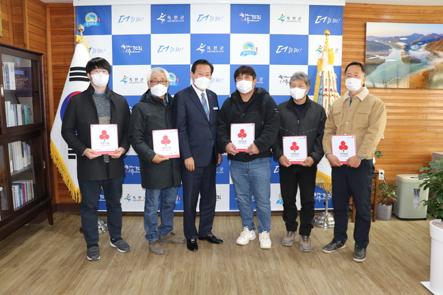 옥천군 행복나눔 연합모금 착한농원·가게·기업 인증 현판 전달