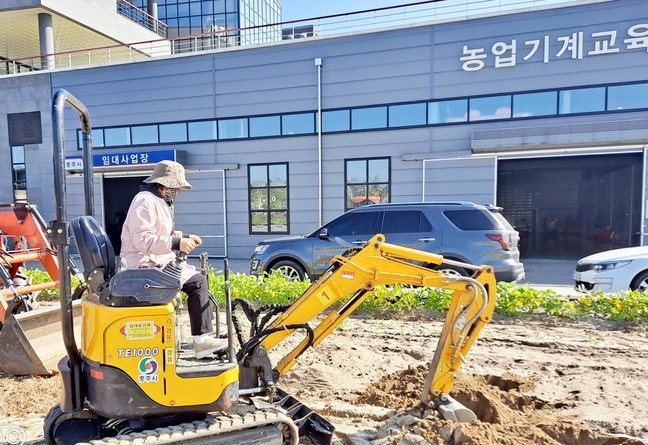 충주시, 농업용 중장비 조종면허 교육생 모집