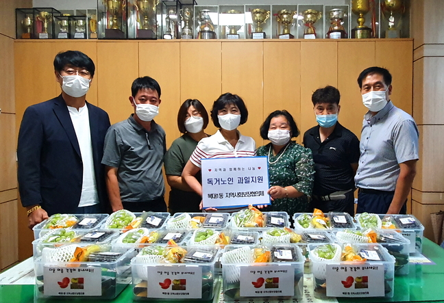 청주 복대1동 지사협, 홀몸노인에 과일·미숫가루 전달