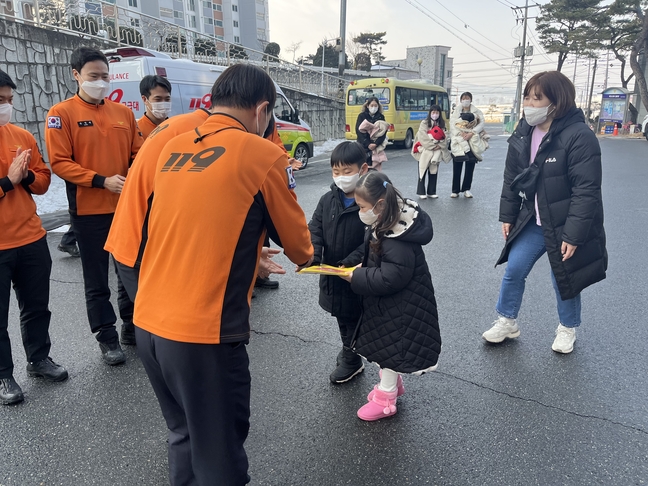제천 신백어린이집 제천소방서에 감사 편지 전달